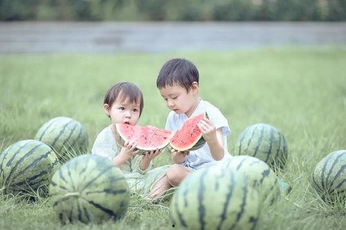 藏族娃娃吃瓜,瓜果飘香中的童年记忆