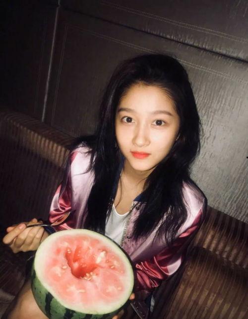 莎头拍照队员吃瓜,揭秘娱乐圈幕后趣闻