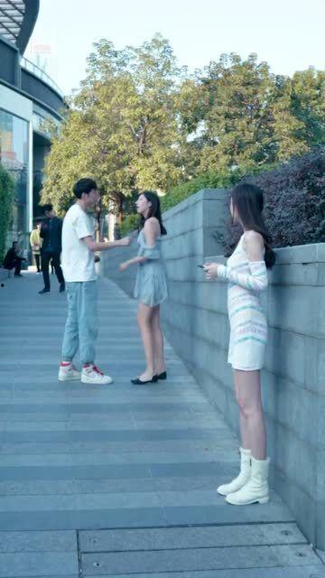 情侣吵架吃瓜被打